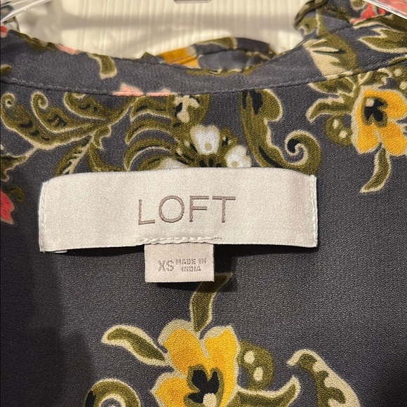 LOFT XS Floral Ruffle Henley Shell Sleeveless Top Grey Floral - Picture 2 of 6